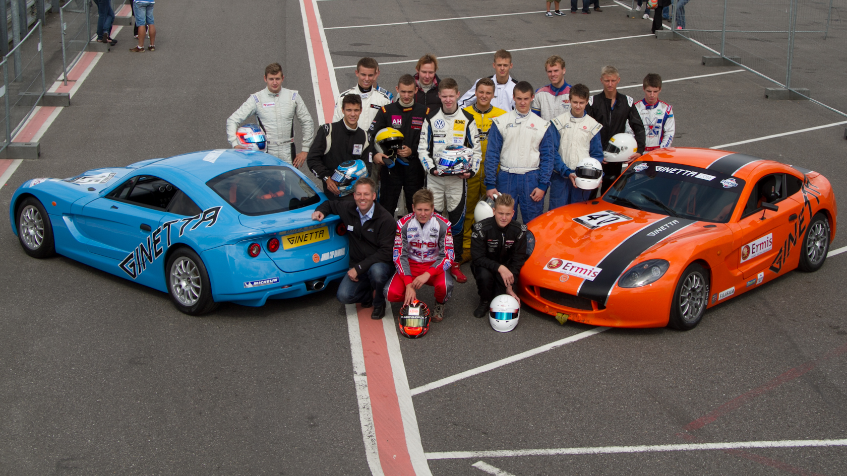 Tommy Schröter med de unge kørere og næste års racerbil, Ginetta G40.